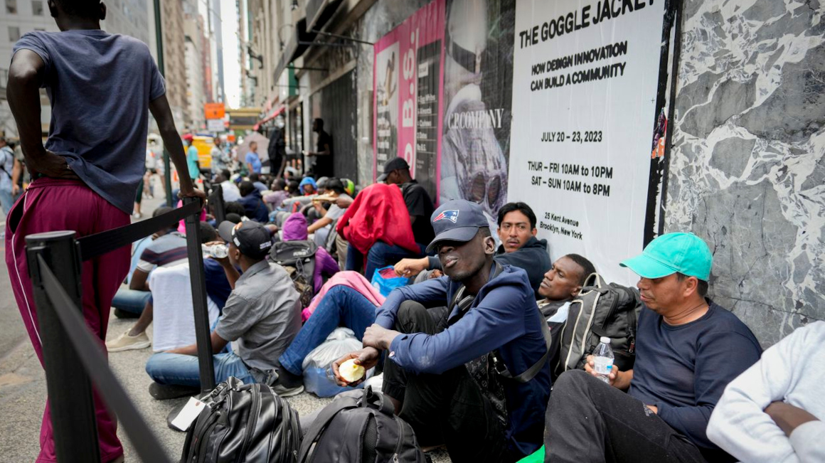 Migrantes sentados en una de las calles de Nueva York, en septiembre de 2023.
