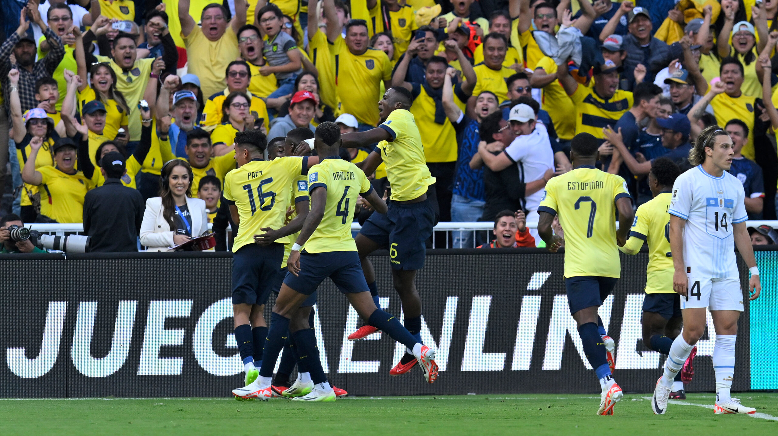 Los jugadores de Ecuador festejan uno de los goles de Félix Torres ante Uruguay, el 12 de septiembre de 2023.