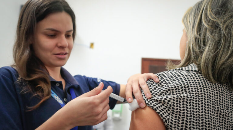 FDA aprueba uso de vacunas para nuevas variantes de Covid-19