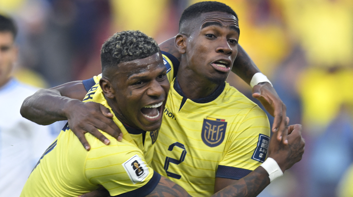 Robert Arboleda y Félix Torres festejan uno de los goles de Ecuador, ante Uruguay, el 12 de septiembre de 2023.