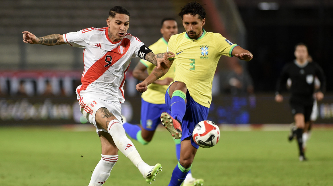 El delantero peruano Paolo Guerrero disputa una pelota en el partido ante Brasil, en Lima, el 12 de septiembre de 2023.