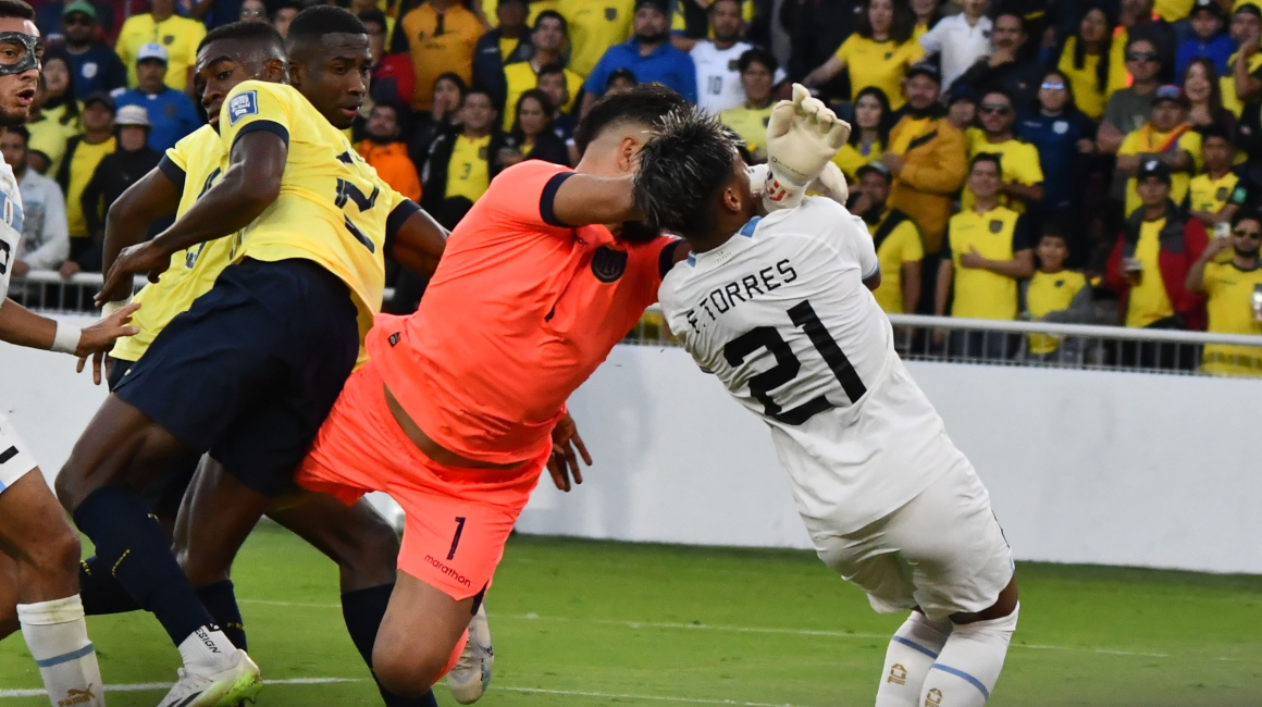 Hernán Galíndez se lanza a detener una pelota y el VAR determinó que no hubo falta sobre Facundo Torres, en la victoria de Ecuador, el 13 de septiembre de 2023.