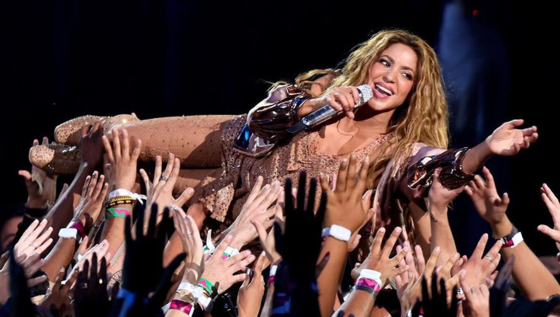 Shakira en los brazos de sus fans, casi al final de su presentación en los VMAs.