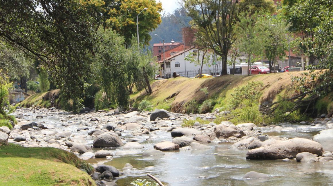 El río Tomebamba, en Cuenca, con bajos niveles de agua, el 12 de septiembre de 2023.