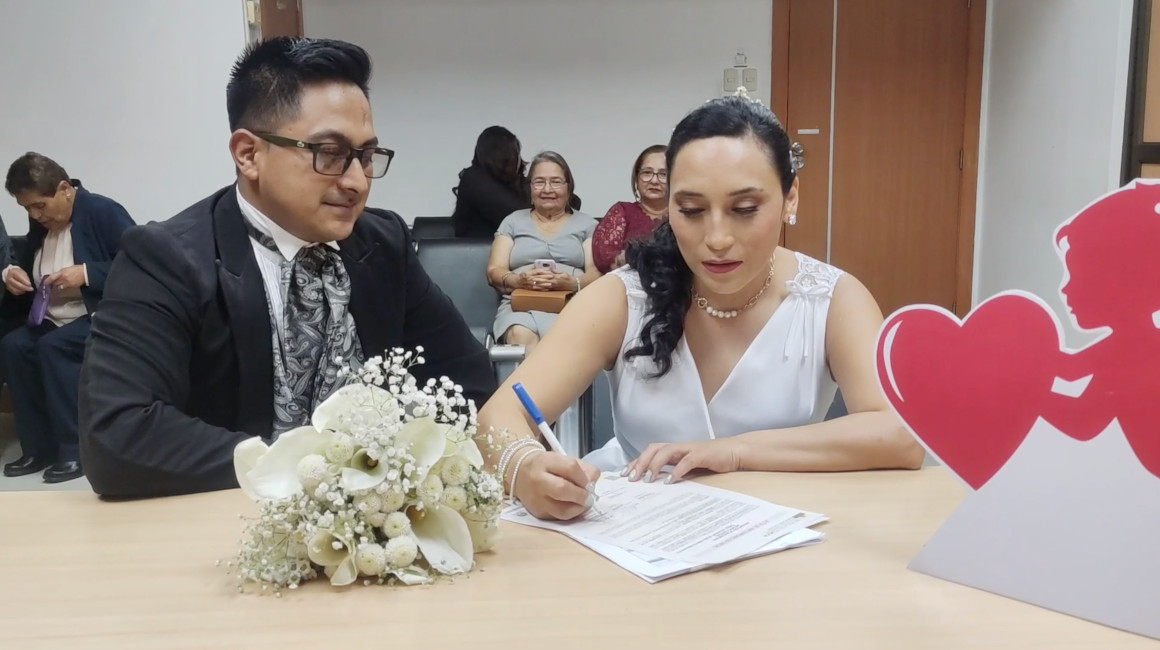 Una pareja contrae matrimonio en el Registro Civil de Quito, en septiembre de 2022.