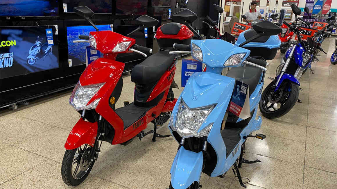 Imagen referencial de motos eléctricas en una cadena de supermercados de Ecuador.