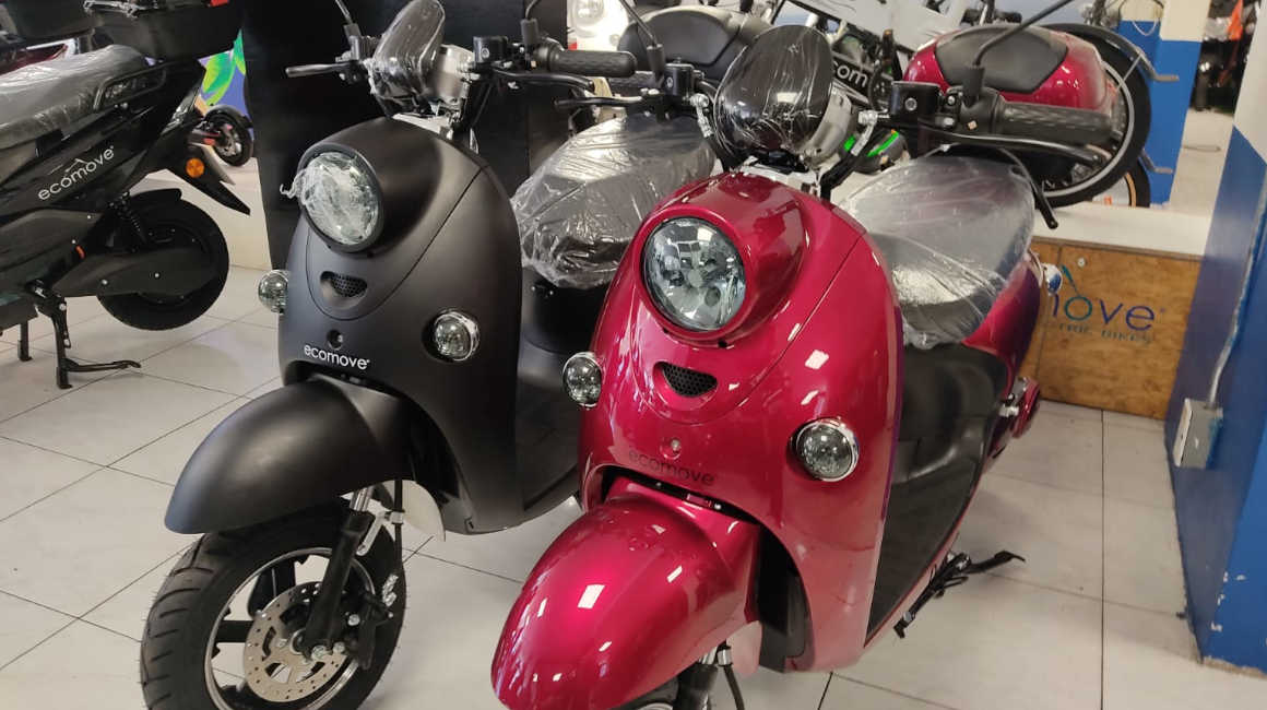 Imagen referencial de motos eléctricas en una tienda especializada en Quito.