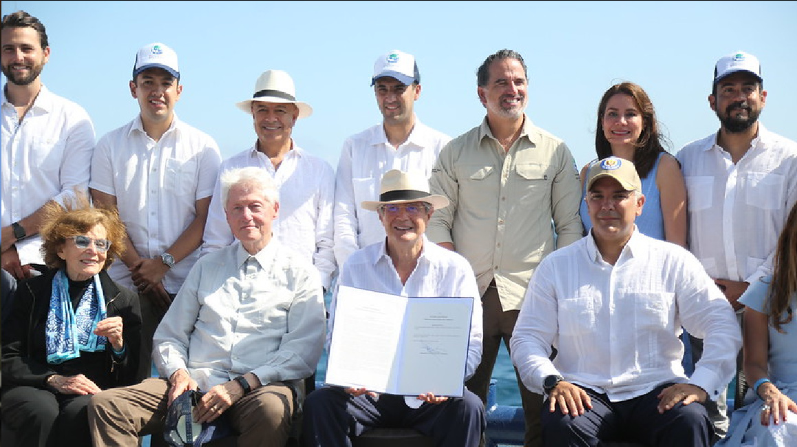 Guillermo Lasso y Bill Clinton en un evento en Galápagos, el 13 de enero de 2022.