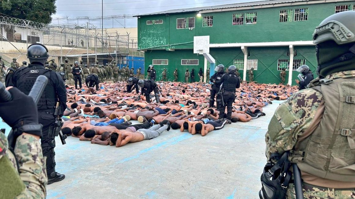 Militares y policías efectúan un control en la cárcel de Esmeraldas, el 14 de septiembre de 2023.