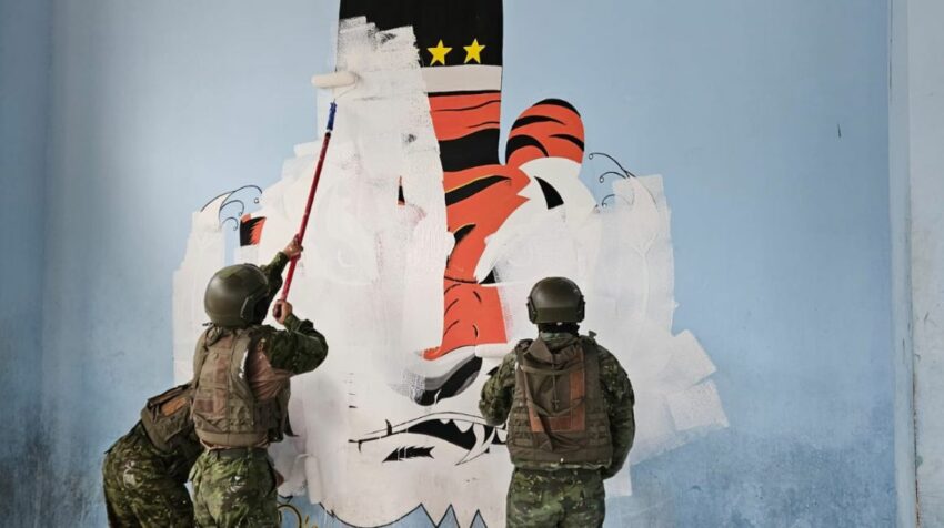 Militares pintan sobre los murales de Los Tiguerones en la cárcel de Esmeraldas, el 14 de septiembre de 2023.