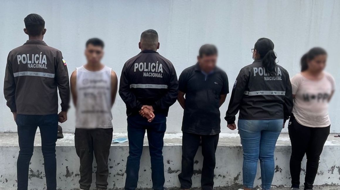 Tres detenidos de una presunta banda dedicada a robo de vehículos y secuestro exprés en Quito, el 13 de septiembre de 2023.