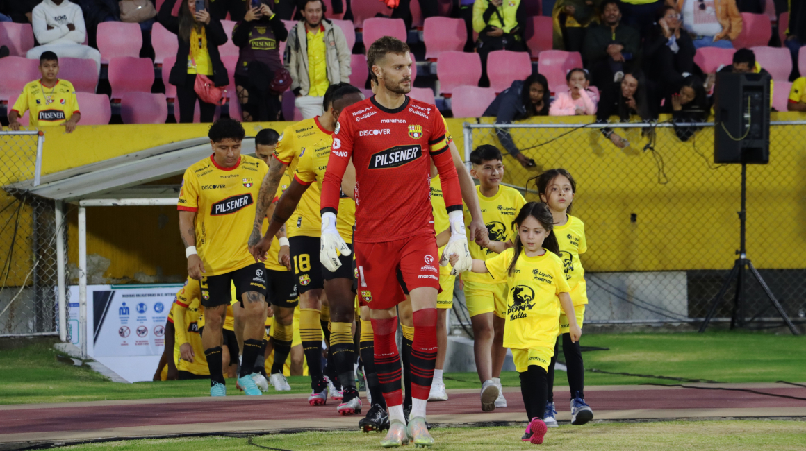 Javier Burrai luce la banda capitán a la salida del equipo ante Cumbayá, el 3 de septiembre de 2023.