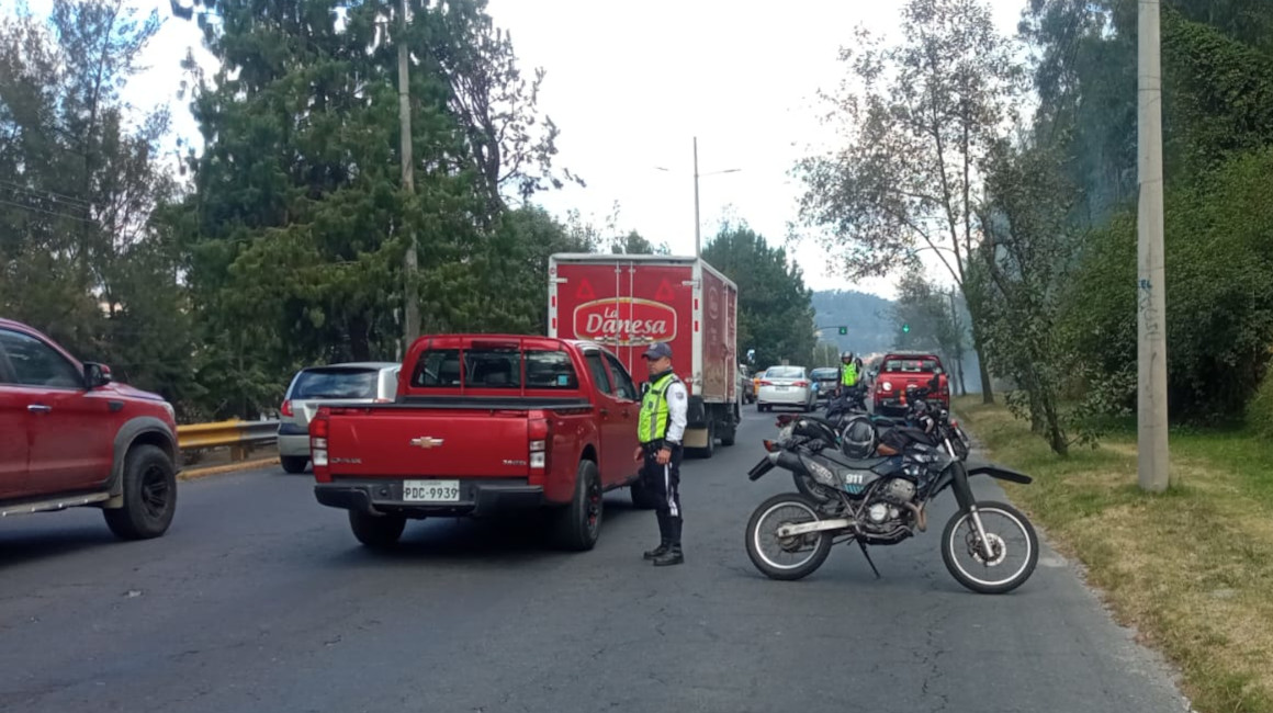 Un agente de tránsito durante un operativo en Quito, el 9 de septiembre de 2023.