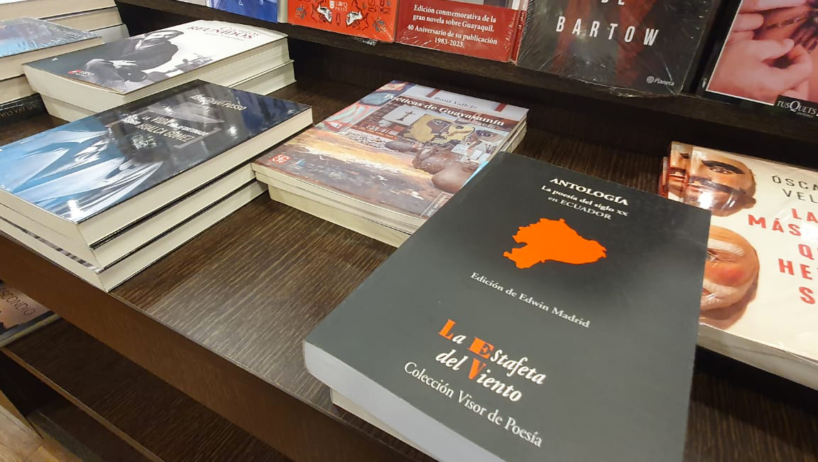 Antología de la poesía ecuatoriana del siglo XX, actualmente de venta en librerías locales.