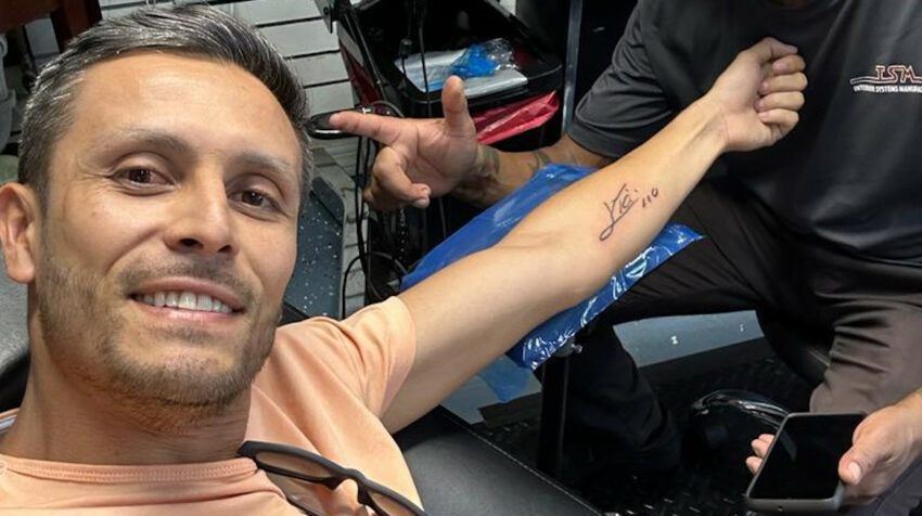 Marcos Mondaini enseña su tatuaje con la firma de Lionel Messi, el 14 de septiembre de 2023.