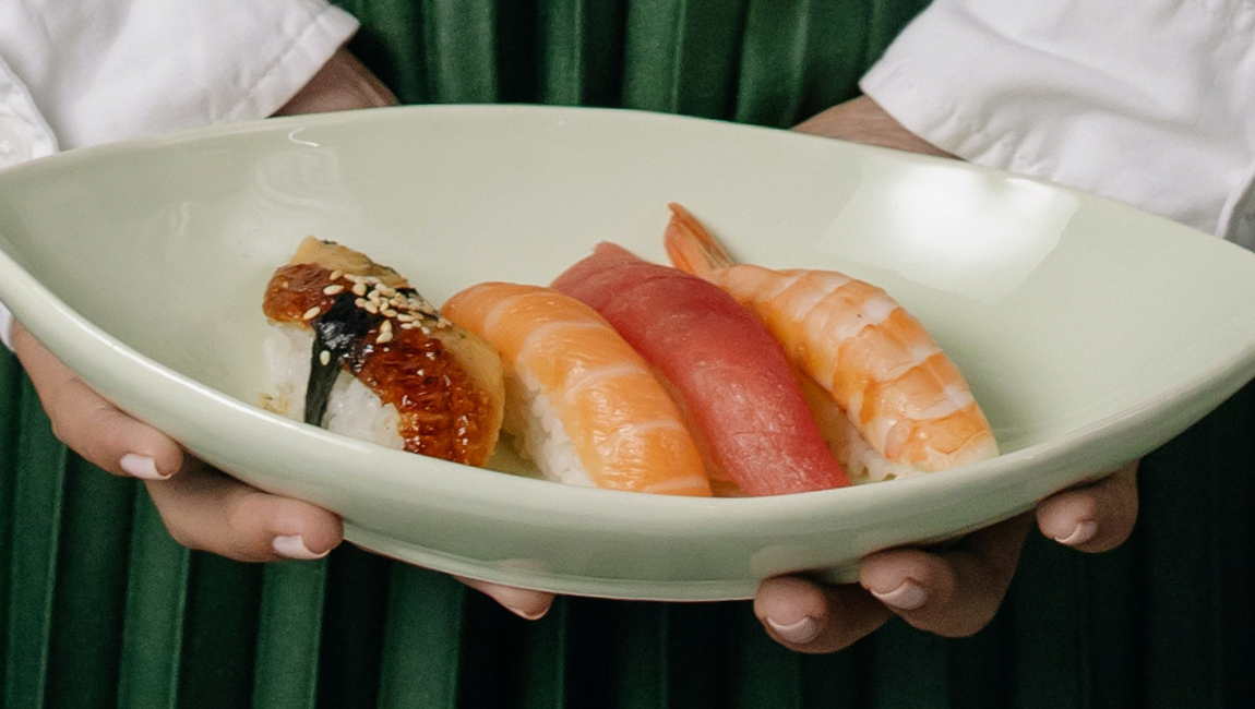 El sushi ha recorrido un largo camino desde sus orígenes humildes en Japón hasta convertirse en uno de los platos más populares del mundo.