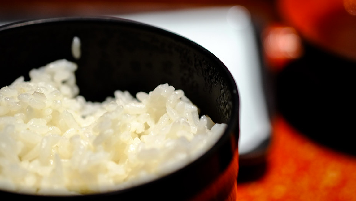 El ingrediente principal del sushi es el arroz. Debe ser de grano corto.