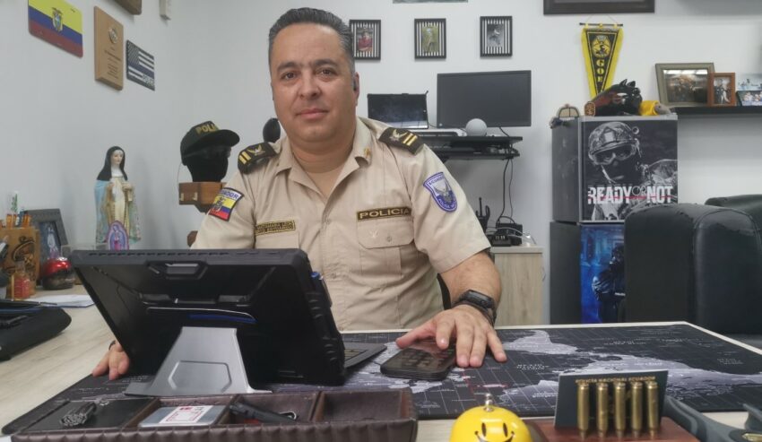 Teniente coronel Roberto Santamaría, jefe de Policía del distrito Nueva Prosperina, al noroeste de Guayaquil. 