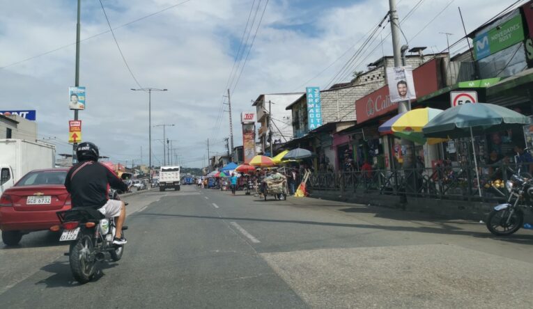 Foto referencial de la avenida Casuarina, en el ingreso a zonas de invasión del distrito Nuevo Prosperina, el más violento de la ciudad, al noroeste de Guayaquil. 