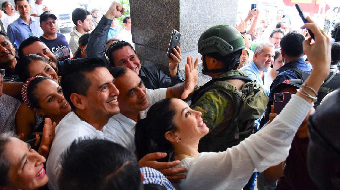 Luisa González, candidata presidencial de la RC, se toma una 'selfie' con sus simpatizantes, en Chone, el 14 de septiembre de 2023.