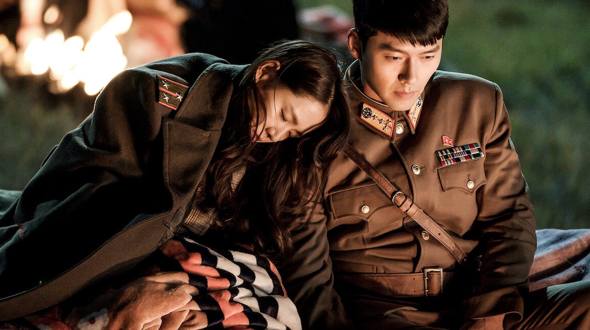 Los actores Son Ye-jin y Hyun Bin, en una escena de 'Aterrizaje de emergencia en tu corazón'.