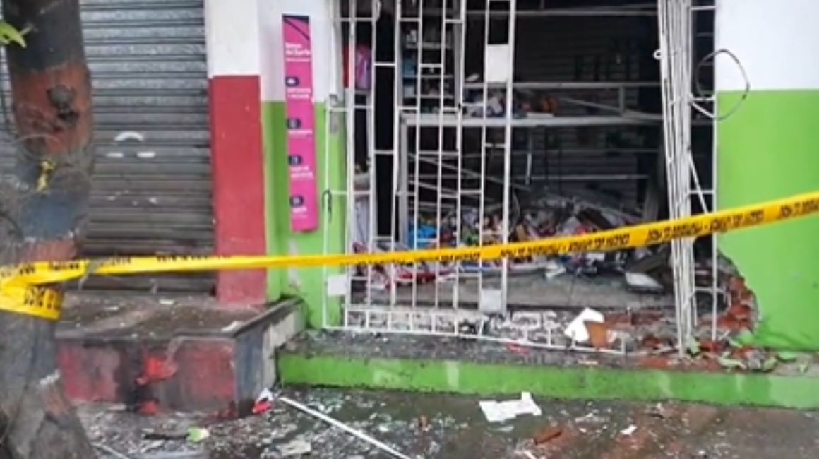Un explosivo detonó en una farmacia de la parroquia Pascuales, en Guayaquil, el 15 de septiembre de 2023.