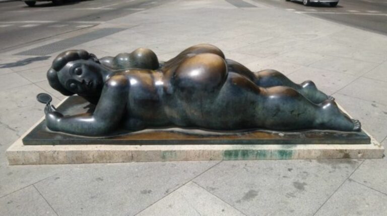 Obra 'Mujer con espejo', de Fernando Botero, en Madrid.