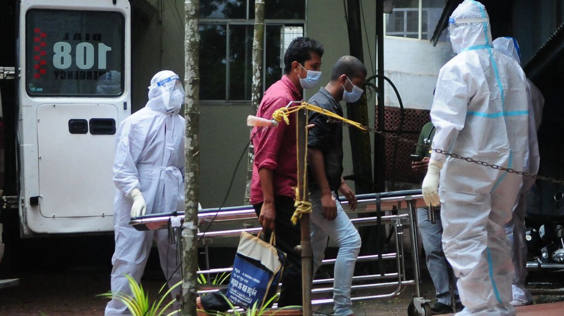 Personal médico traslada a un paciente infectado con el virus Nipah, en Kerala, India, el 14 de septiembre de 2023.