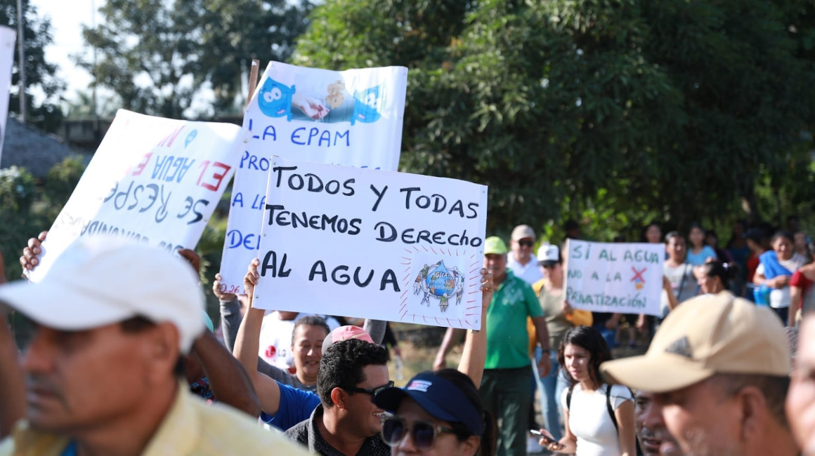 Habitantes de Rocafuerte protestan por el alza del precio del agua por parte de la empresa de agua potable de Manta.