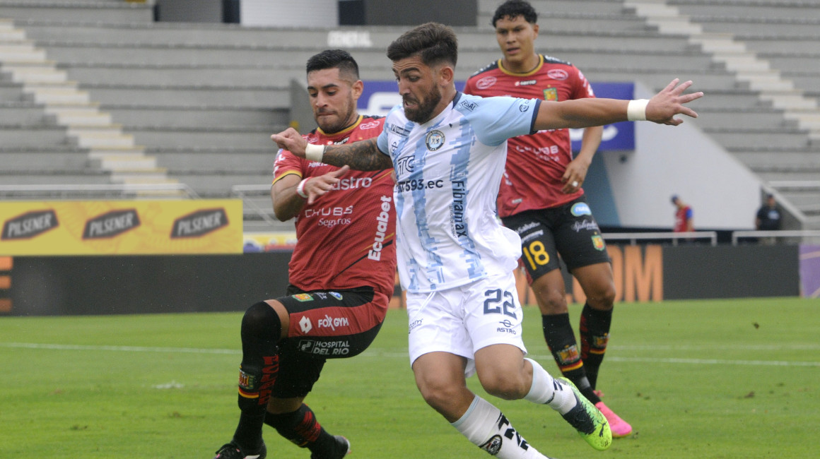 Jugadores de Deportivo Cuenca y Guayaquil City disputan una pelota, en el estadio Christian Benítez, el 16 de septiembre de 2023.