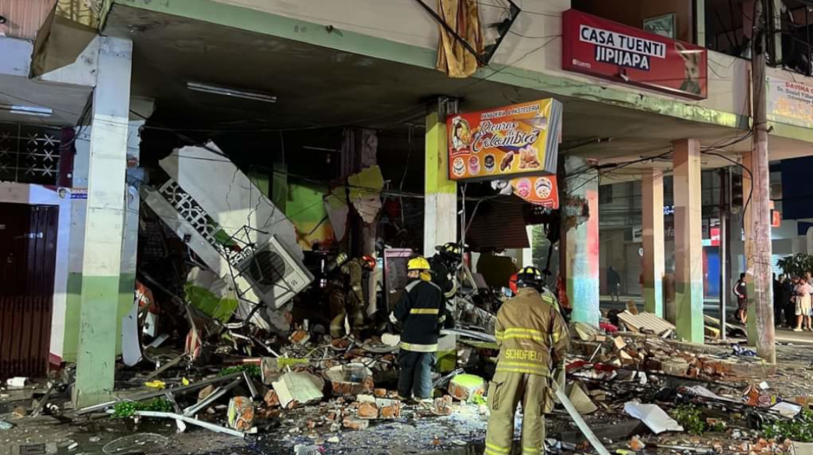 Tres locales comerciales quedaron destruidos tras una explosión registrada la madrugada del 18 de septiembre de 2023, en Jipijapa, Manabí.