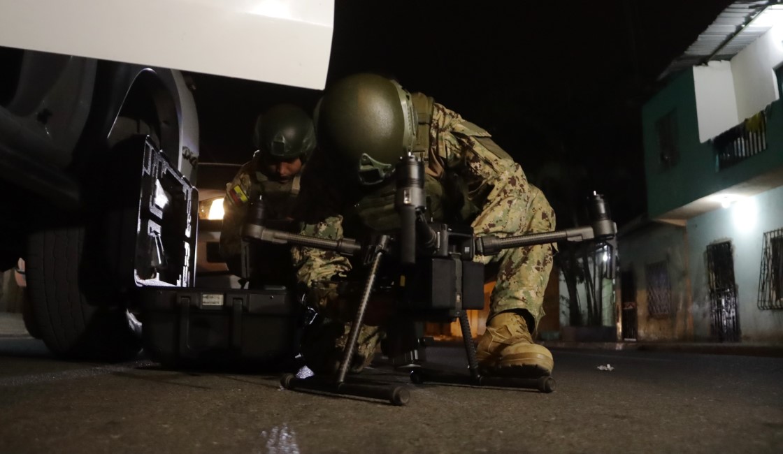 Militares preparan el despliegue de un dron durante un operativo en Durán la noche del 15 de septiembre del 2023. 