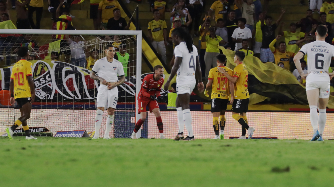 El delantero de Liga de Quito, Paolo Guerrero (c), tras la derrota 1-0 ante Barcelona SC.