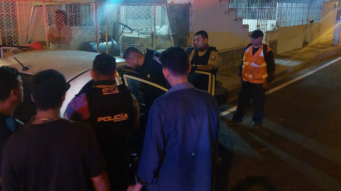 Personal policial en las calles Guatemala y Washington, en donde ocurrió un sicariato, en el sur de Guayaquil, el 17 de septiembre de 2023.