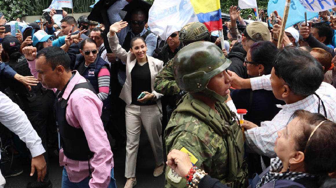 Luisa González, candidata presidencial por la Revolución Ciudadana, acudió a la Fiscalía a presentar una denuncia por un supuesto atentado fallido en su contra, el 18 de septiembre de 2023, en Quito.