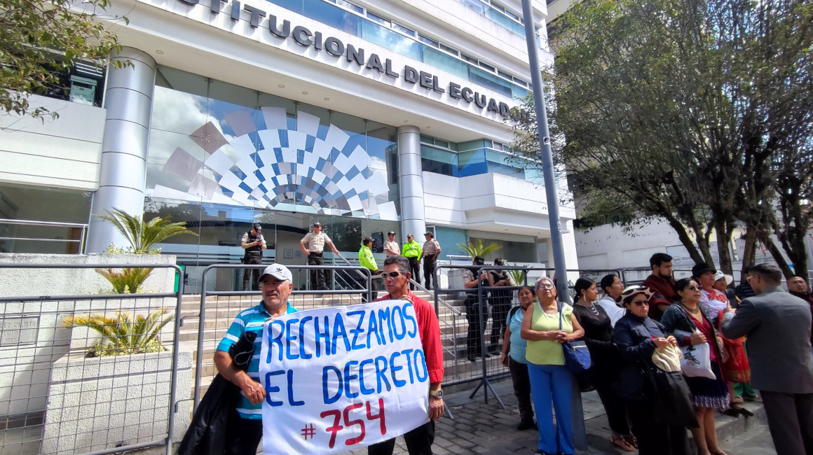 Plantón de comunidades indígenas frente a la Corte Constitucional, mientras se lleva a cabo la audiencia sobre el Decreto 754, el 18 de septiembre de 2023.