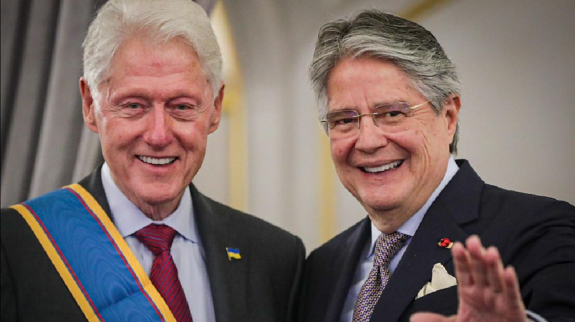 El presidente Guillermo Lasso condecoró a Bill Clinton el 18 de septiembre de .2023.