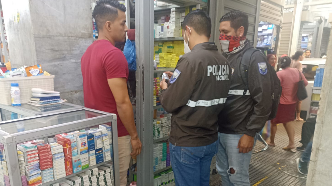 Operativo policial en la Bahía de Guayaquil, donde hallaron ampollas de fentanilo, el 18 de septiembre de 2023.