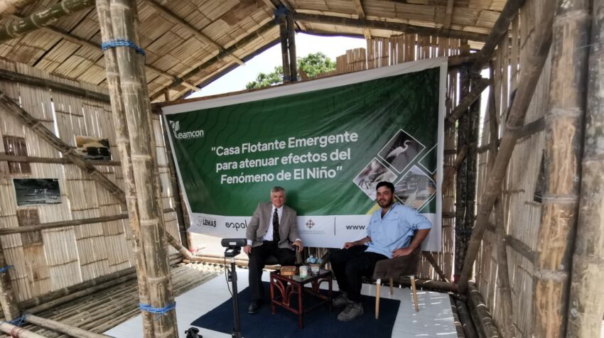 Gilberto Martínez, vicepresidente de Leamcon (Izq.) y Tomás Redwood, ingeniero residente del proyecto, en el interior del prototipo de casa flotante. 