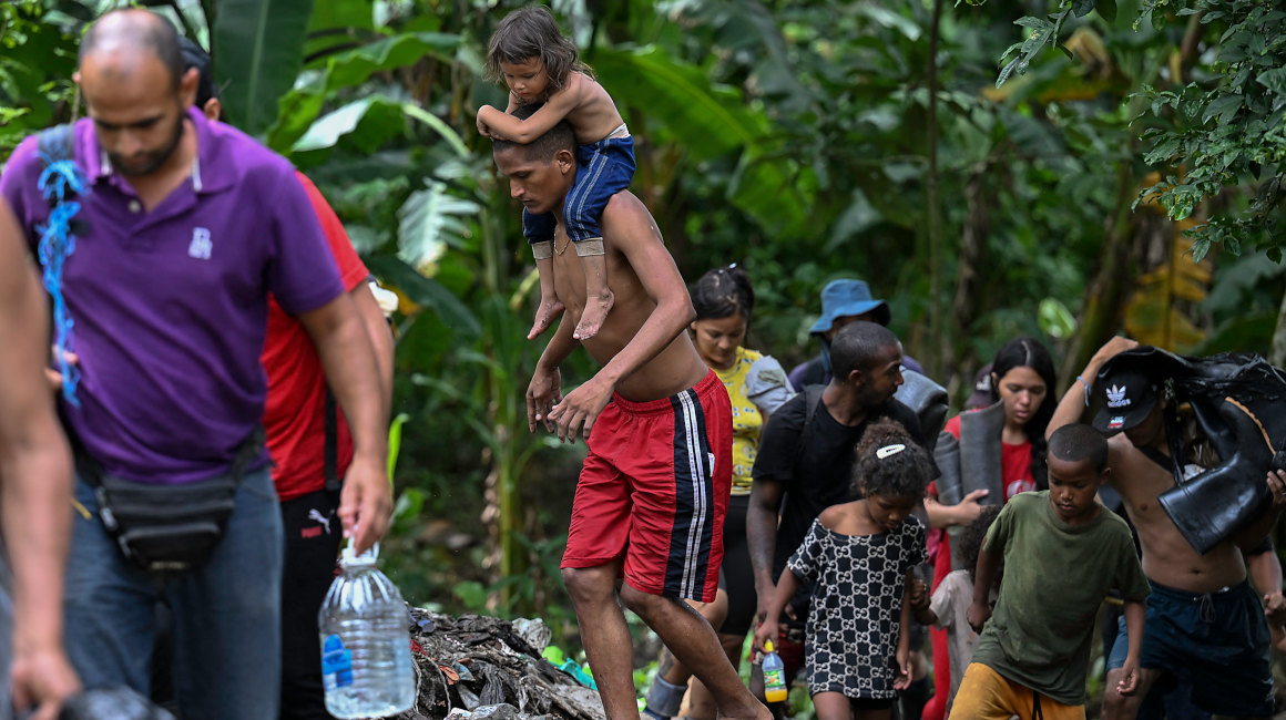 Migrantes de distintas nacionalidades llegan a la aldea de Canaán Membrillo, el primer control fronterizo de la provincia de Darién en Panamá, el 12 de octubre de 2022.
