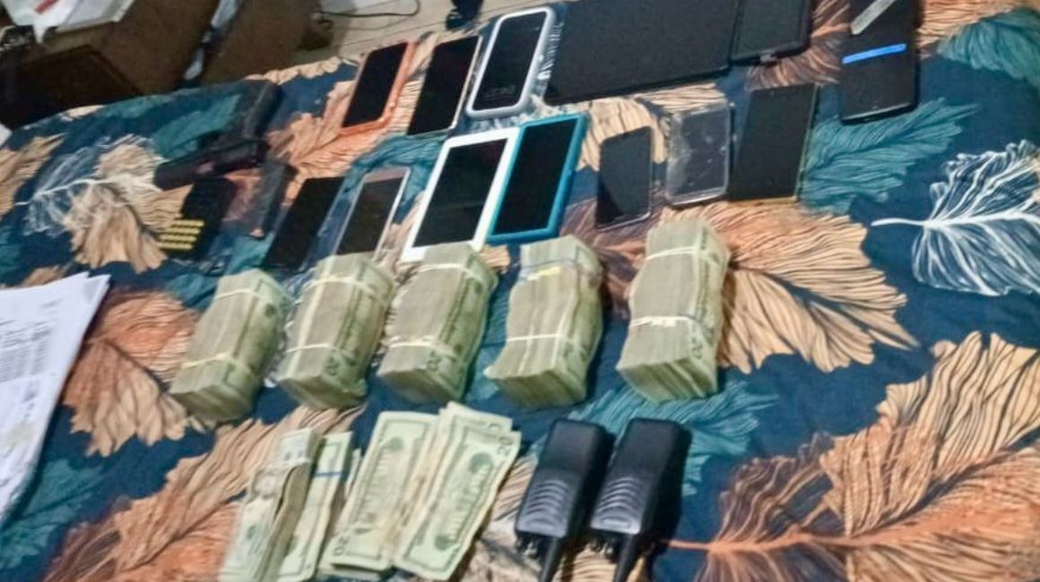 Dineros, armas, celulares incautados en operativos en Manabí el 20 de septiembre de 2023.