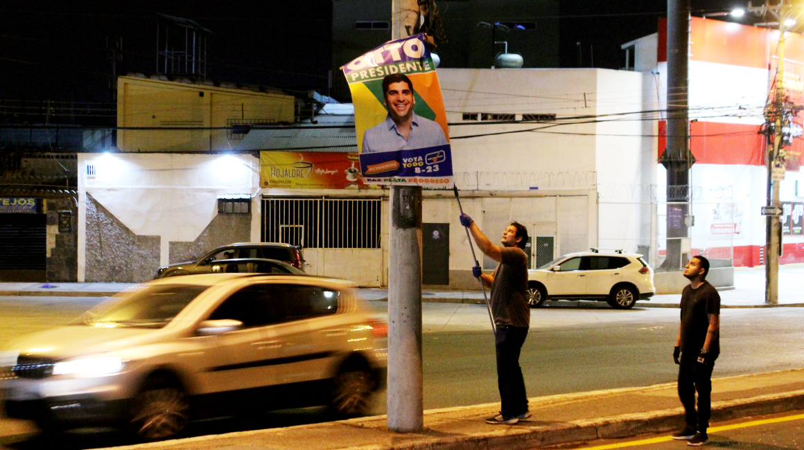Personal municipal retira propaganda política del sector de Bellavista, al norte de Guayaquil.