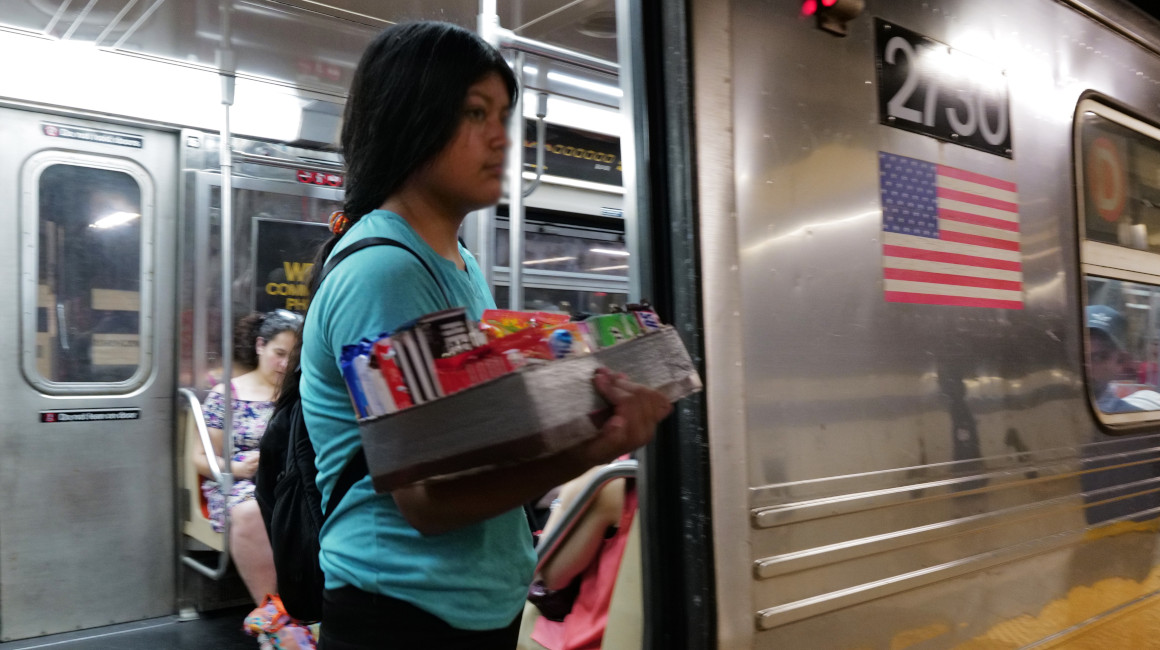 Migrantes irregulares utilizan el metro de Nueva York para trabajar informalmente, 17 de agosto de 2023.