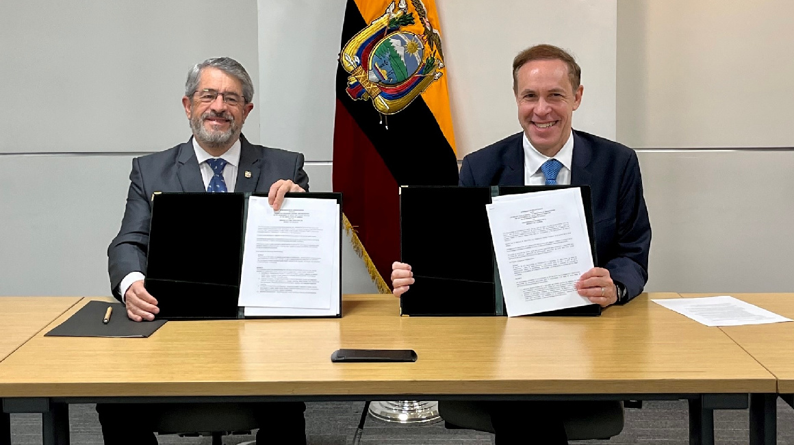 El ministro José Ruales y el director adjunto de CDC, Howard Zucker, el 20 de septiembre de 2023.