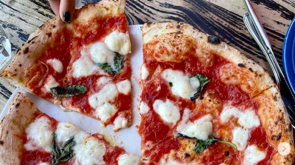 Tomate, queso y albahaca, son los ingredientes básicos de la pizza.