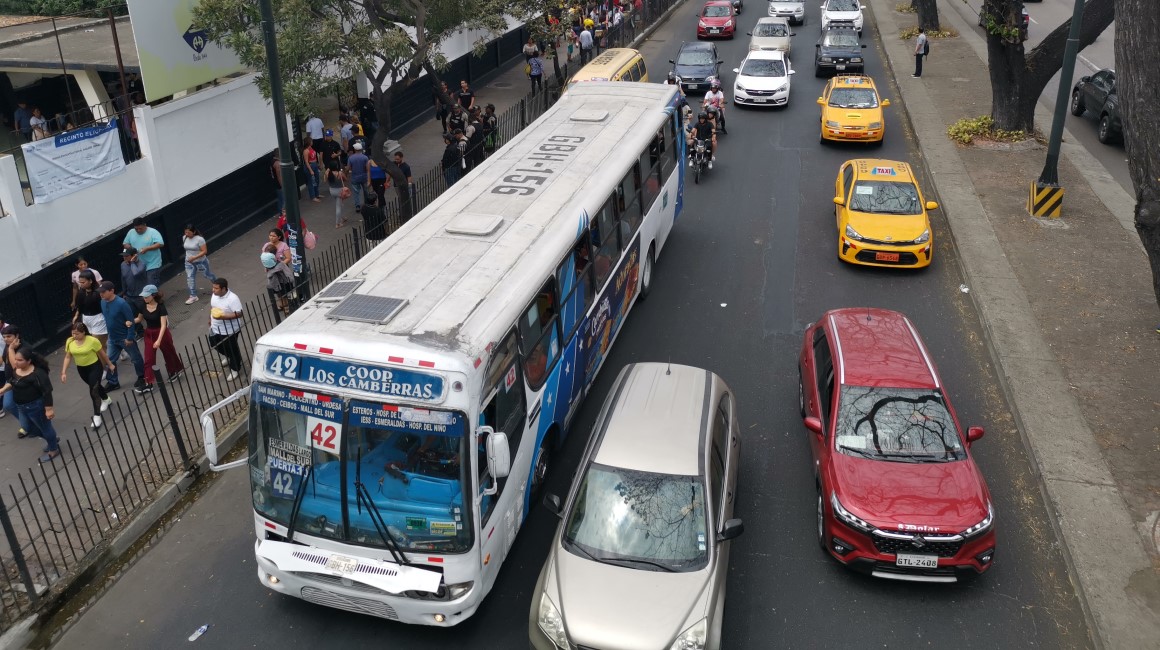 Un bus urbano circula por la avenida Luis Cordero Crespo hacia el norte de Guayaquil.