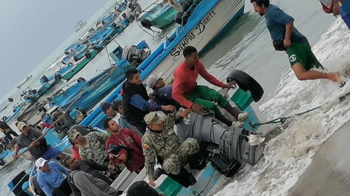 Militares rescataron a los pescadores que estaban en una lancha que se hundió en las costas de Santa Elena, el 21 de septiembre de 2023.