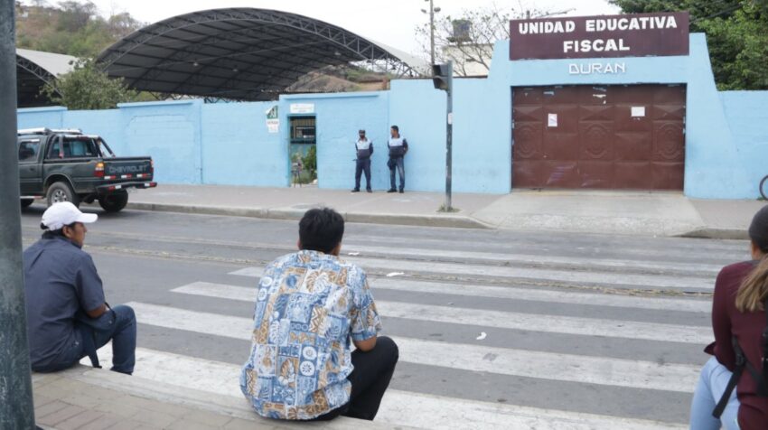 Padres de familia del colegio Durán esperan por hasta 45 minutos luego de la hora de ingreso de sus hijos, porque en ocasiones las clases se suspenden de inmediato. 