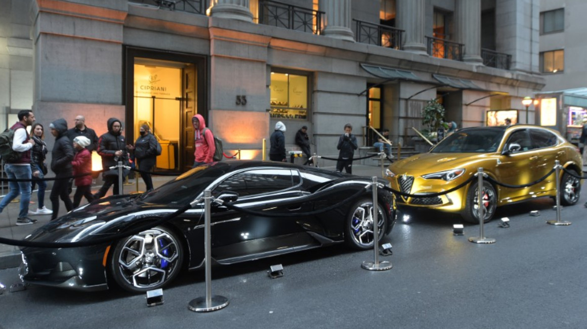Carros Maserati y Alfa Romeo estacionados afuera, durante Angel Ball 2022, organizado por la Gabrielle's Angel Foundation, en Nueva York, el 24 de octubre de 2022.