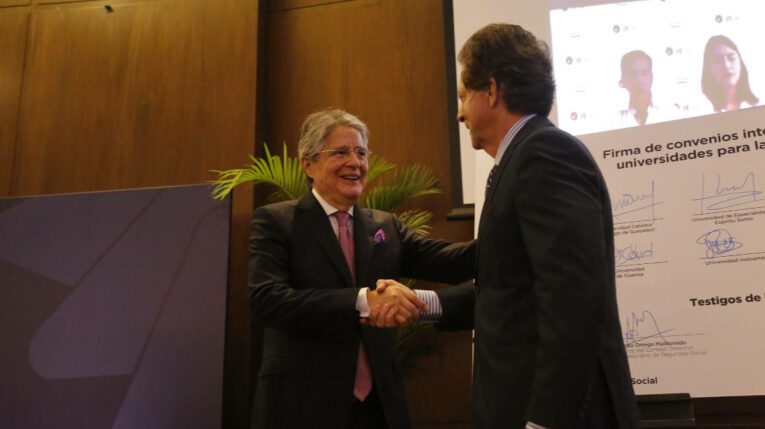 El presidente Guillermo Lasso y el presidente del directorio del IESS, Alfredo Ortega, en un evento en Guayaquil, 9 de junio de 2023